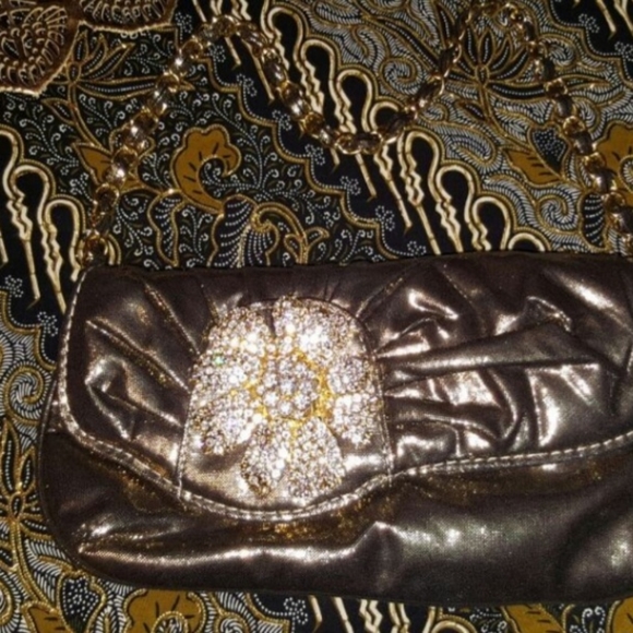 2 ways to use crossbag or Wristlet - Picture 4 of 5